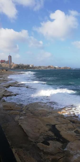 Sunny 2 Bedroom, 2 Bathrooms, Seaside Apt. Sliema Exterior foto